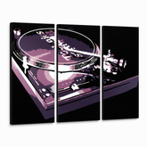 Χειροποίητη ζωγραφική POP Art DJ 3 τεμαχίων dj – Τρισδιάστατη απεικόνιση του χειροποίητα ζωγραφισμένου καμβά σε λευκό φόντο. Κυρίαρχα χρώματα: μαύρο, μωβ, λευκό.