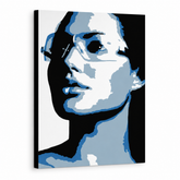 Χειροποίητος πίνακας ζωγραφικής POP Art Angelina Jolie 1 τεμάχιο ακόμη και – Τρισδιάστατη απεικόνιση του χειροποίητα ζωγραφισμένου καμβά σε λευκό φόντο. Κυρίαρχα χρώματα: μπλε, γκρι, μαύρο.