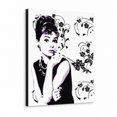 Χειροποίητος πίνακας ζωγραφικής POP Art της Audrey Hepburn ah5 – Τρισδιάστατη απεικόνιση του χειροποίητα ζωγραφισμένου καμβά σε λευκό φόντο. Κυρίαρχα χρώματα: μαύρο, λευκό, μωβ.