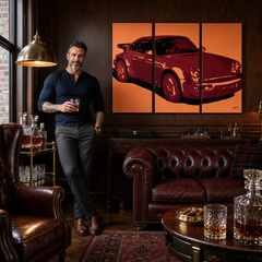 Χειροποίητη ζωγραφική POP Art PORSCHE 911 3 piece por – πίνακας σε μοντέρνο αντρικό εσωτερικό, lifestyle απεικόνιση. Κυρίαρχα χρώματα: πορτοκαλί, κόκκινο, μαύρο.
