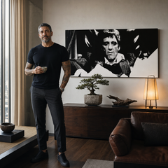Χειροποίητη ζωγραφική POP Art Scarface 1 μέρος smk – πίνακας σε μοντέρνο αντρικό εσωτερικό, lifestyle απεικόνιση. Κυρίαρχα χρώματα: μαύρο, λευκό, γκρι.