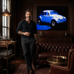 Χειροποίητη ζωγραφική POP Art Volkswagen Beetle 1 μέρος k – πίνακας σε μοντέρνο αντρικό εσωτερικό, lifestyle απεικόνιση. Κυρίαρχα χρώματα: μπλε, λευκό, μαύρο.