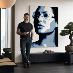 Χειροποίητος πίνακας ζωγραφικής POP Art Angelina Jolie 1 τεμάχιο ακόμη και – πίνακας σε μοντέρνο αντρικό εσωτερικό, lifestyle απεικόνιση. Κυρίαρχα χρώματα: μπλε, γκρι, μαύρο.