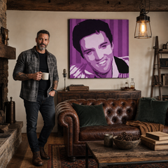Χειροποίητος πίνακας ζωγραφικής POP Art Elvis Presley 1 τεμάχιο el4 – πίνακας σε μοντέρνο αντρικό εσωτερικό, lifestyle απεικόνιση. Κυρίαρχα χρώματα: μωβ, λευκό, μαύρο.