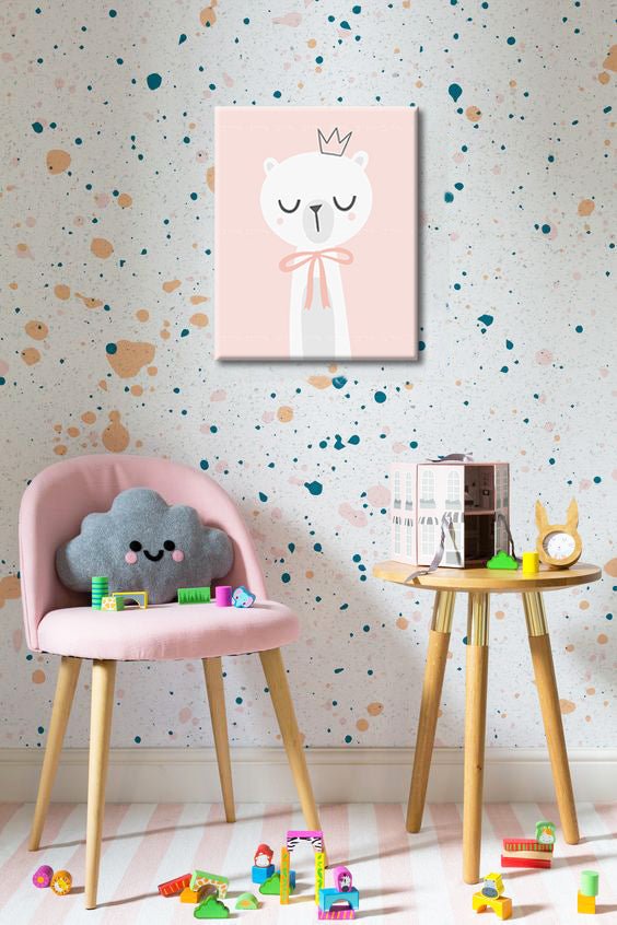 Εικόνα σε καμβά με θέμα λευκή αρκούδα με κορώνα, ροζ φόντο – τρισδιάστατη απεικόνιση του καμβά με εμφανές ξύλινο τελάρο, Papilora.