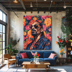 Εικόνα σε καμβά με θέμα πορτρέτο του snoop dogg με λουλούδια κρεμασμένη σε μοντέρνο κομψό εσωτερικό πάνω από ξύλινη κονσόλα με βάζο και κερί, Papilora.