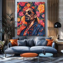 Εικόνα σε καμβά με θέμα πορτρέτο του snoop dogg με λουλούδια κρεμασμένη σε μοντέρνο κομψό εσωτερικό πάνω από ξύλινη κονσόλα με βάζο και κερί, Papilora.
