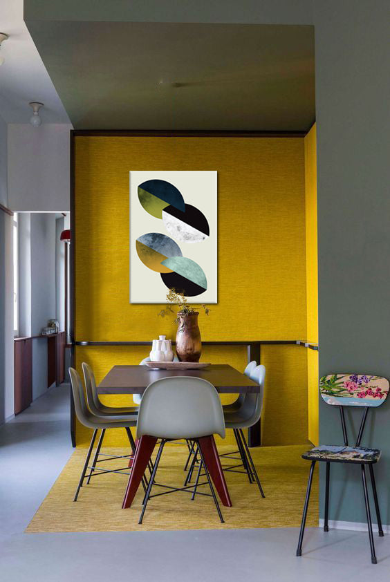 Εικόνα σε καμβά με θέμα αφηρημένα γεωμετρικά σχήματα σε σκούρα χρώματα κρεμασμένη σε μοντέρνο κομψό εσωτερικό πάνω από ξύλινη κονσόλα με βάζο και κερί, Papilora.