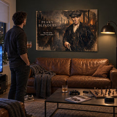 Ατμοσφαιρικός πίνακας Peaky Blinders σε ένα σκουρόχρωμο σαλόνι, προσθέτοντας μια κινηματογραφική πινελιά στον εσωτερικό σας χώρο.