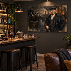 Πίνακας Peaky Blinders τοποθετημένος πάνω από ένα κομψό home bar, δημιουργώντας μια ατμοσφαιρική και ανδρική διακόσμηση χώρου.