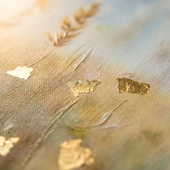 Macro λήψη από χειροποίητες πινελιές impasto με ακρυλικό χρώμα σε πίνακα με αγριολούλουδα, τονίζοντας την ανάγλυφη υφή.