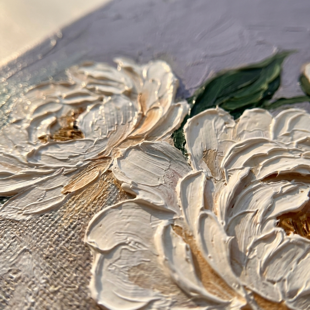 Macro λήψη από τις ανάγλυφες πινελιές impasto με ακρυλικό χρώμα στα λουλούδια του πίνακα, λεπτομέρεια υφής.