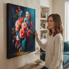 Σχεδιασμός διακόσμησης σε καμβά Blossoming in the colours of love 60x60 cm. Μοντέρνος διακοσμητικός τοίχου, πίνακας σε καμβά για σαλόνι, μια γυναίκα θαυμάζει το έργο σε κομψό φωτεινό εσωτερικό. Papilora (XOBMDFL003E1).