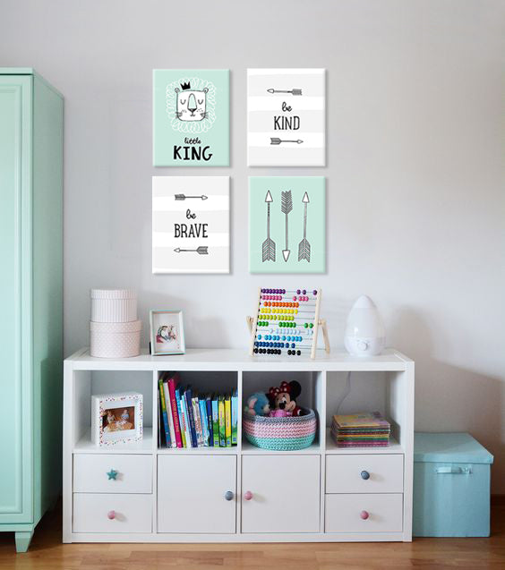 Εικόνα σε καμβά με θέμα τέσσερις παιδικές αφίσες με μηνύματα και βέλη – τρισδιάστατη απεικόνιση του καμβά με εμφανές ξύλινο τελάρο, Papilora.
