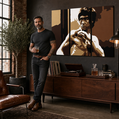 Χειροποίητη ζωγραφική POP Art AL Bruce Lee 3 κομμάτι lee – πίνακας σε μοντέρνο αντρικό εσωτερικό, lifestyle απεικόνιση. Κυρίαρχα χρώματα: καφέ, μπεζ, μαύρο, χρυσό, λευκό.