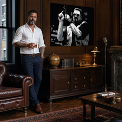 Χειροποίητη ζωγραφική POP Art Big Lebowski 3 μέρη bl – πίνακας σε μοντέρνο αντρικό εσωτερικό, lifestyle απεικόνιση. Κυρίαρχα χρώματα: μαύρο, λευκό, γκρι.