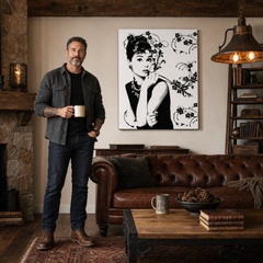 Χειροποίητη ζωγραφική POP Art Έκπτωση -15% Audrey Hepburn ah4 – πίνακας σε μοντέρνο αντρικό εσωτερικό, lifestyle απεικόνιση. Κυρίαρχα χρώματα: μαύρο, λευκό, γκρι.