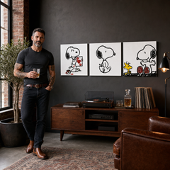 Χειροποίητη ζωγραφική POP Art SNOOPY 3 κομμάτι snoopy – πίνακας σε μοντέρνο αντρικό εσωτερικό, lifestyle απεικόνιση. Κυρίαρχα χρώματα: μαύρο, κόκκινο, κίτρινο.