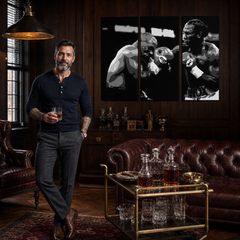Χειροποίητη ζωγραφική POP Art Tyson vs. Lewis κουτί 3 τεμαχίων – πίνακας σε μοντέρνο αντρικό εσωτερικό, lifestyle απεικόνιση. Κυρίαρχα χρώματα: μαύρο, λευκό, γκρι.