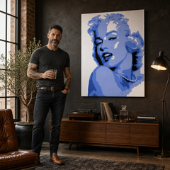 Χειροποίητος πίνακας ζωγραφικής POP Art Marilyn Monroe 1 τεμάχιο mon – πίνακας σε μοντέρνο αντρικό εσωτερικό, lifestyle απεικόνιση. Κυρίαρχα χρώματα: μπλε, λευκό, μαύρο.